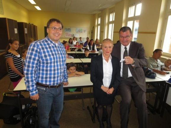 Rektor Axel Schneiderberger, Lehrerin Giuseppa Milino und Bürgermeister Matthias Guderjan